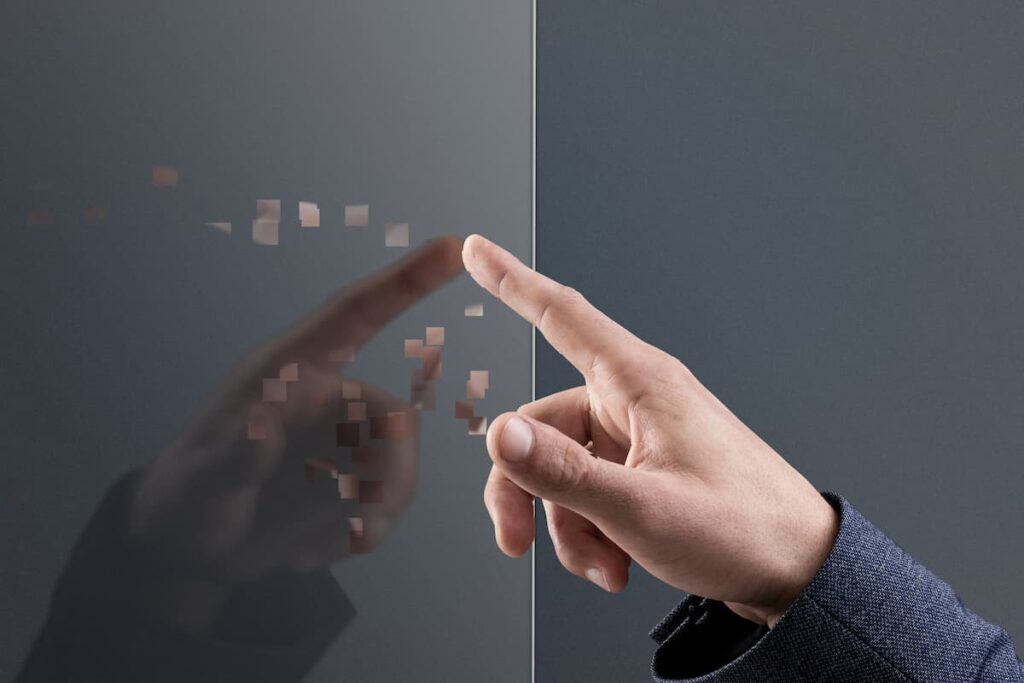 mano che tocca uno schermo: touchscreen nero